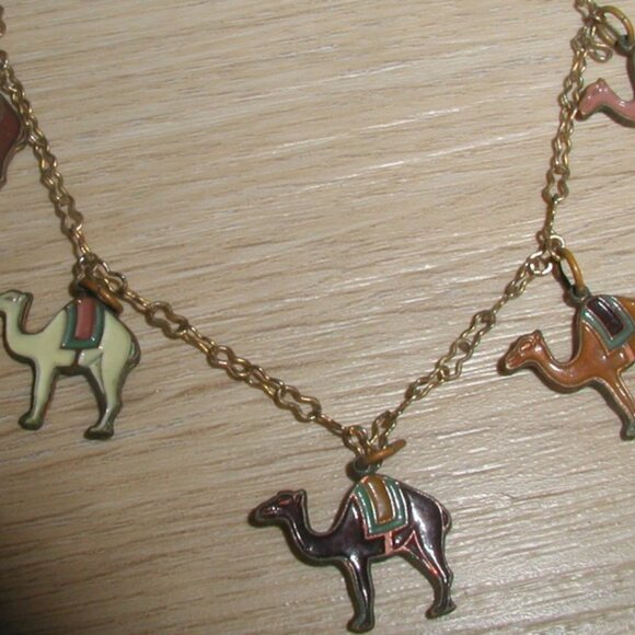 Vintage golden necklace with dangling enamel camels RARE - Picture 5 of 7